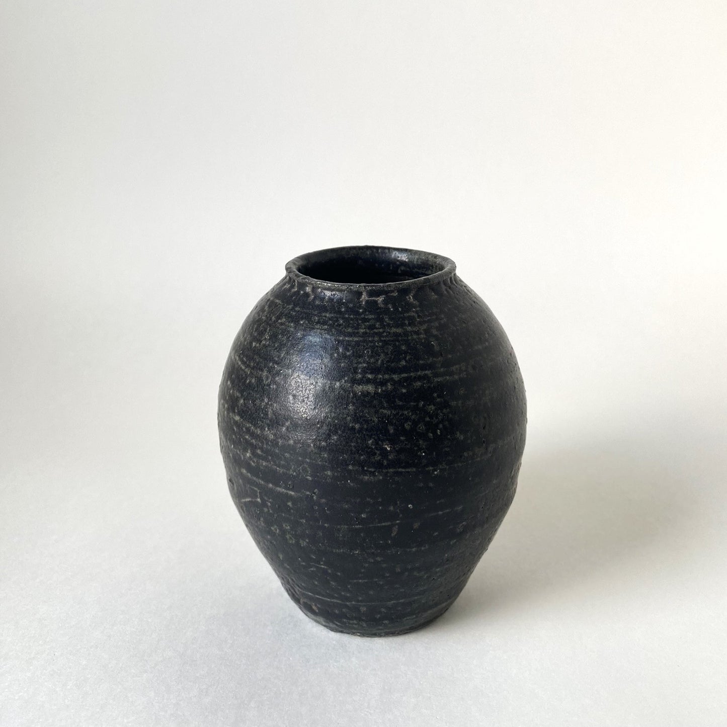 青木亮　鉄釉壺